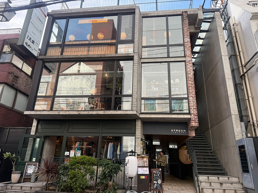 商業テナントが入る街なかのビル